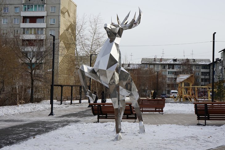 Скульптура оленя в сквере Бажова. Фото пресс-службы думы Иркутска
