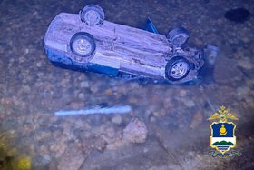 Утопленный в Байкале автомобиль. Фото МВД Бурятии