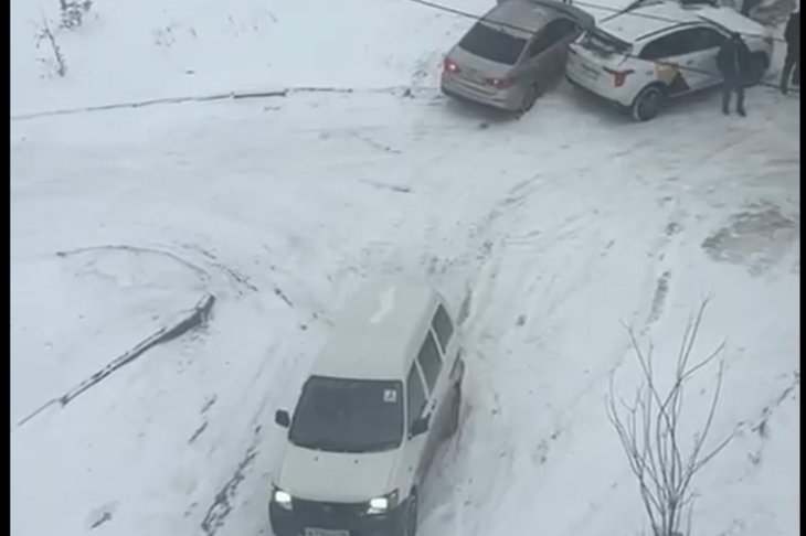 Момент после ДТП. Скриншот видео из группы «Инцидент | Иркутск» в соцсети «ВКонтакте»