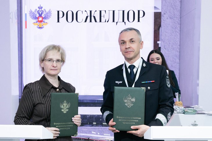 Наталья Кулагина и Юрий Трофимов на подписании соглашения. Фото ИрГУПС