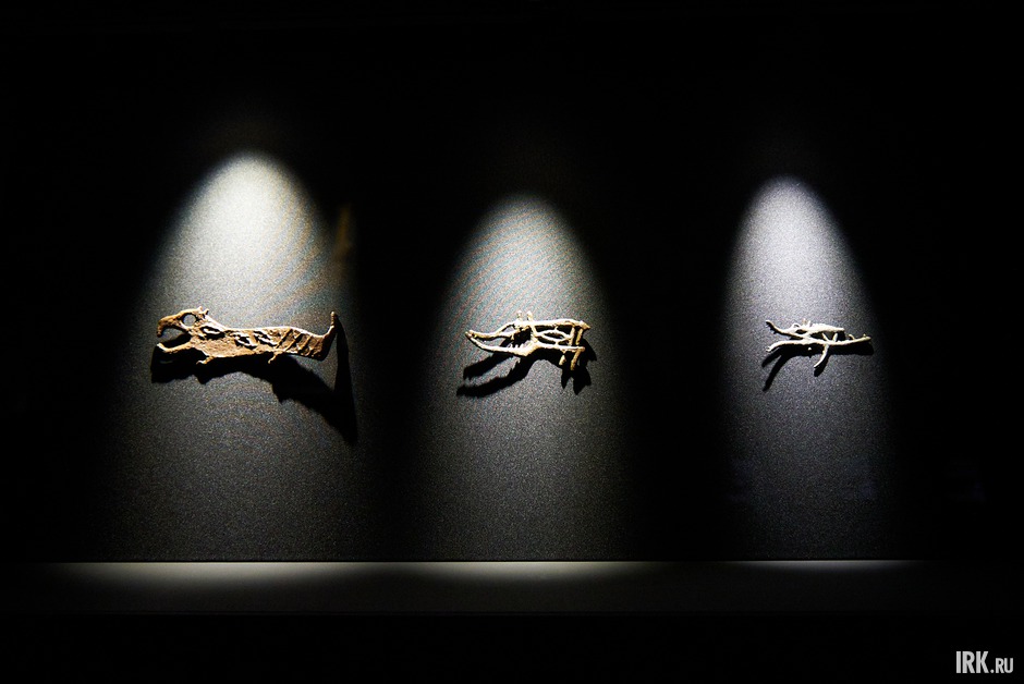 Здесь же представлены профильные изображения хищных или хтонических существ.