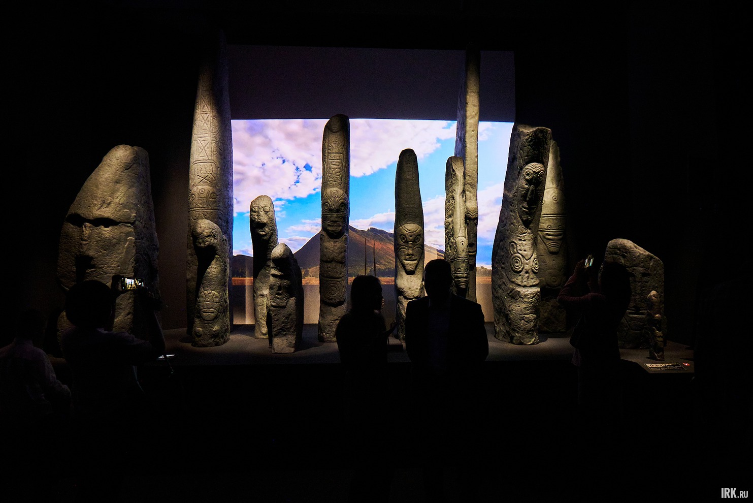 Погрузиться в атмосферу выставки помогут полутьма и архитектура экспозиции.