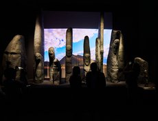 Погрузиться в атмосферу выставки помогут полутьма и архитектура экспозиции.