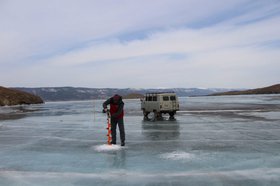 Работы на Байкале. Фото Ирины Воробьевой, опубликовано в материале «Заповедного Прибайкалья»