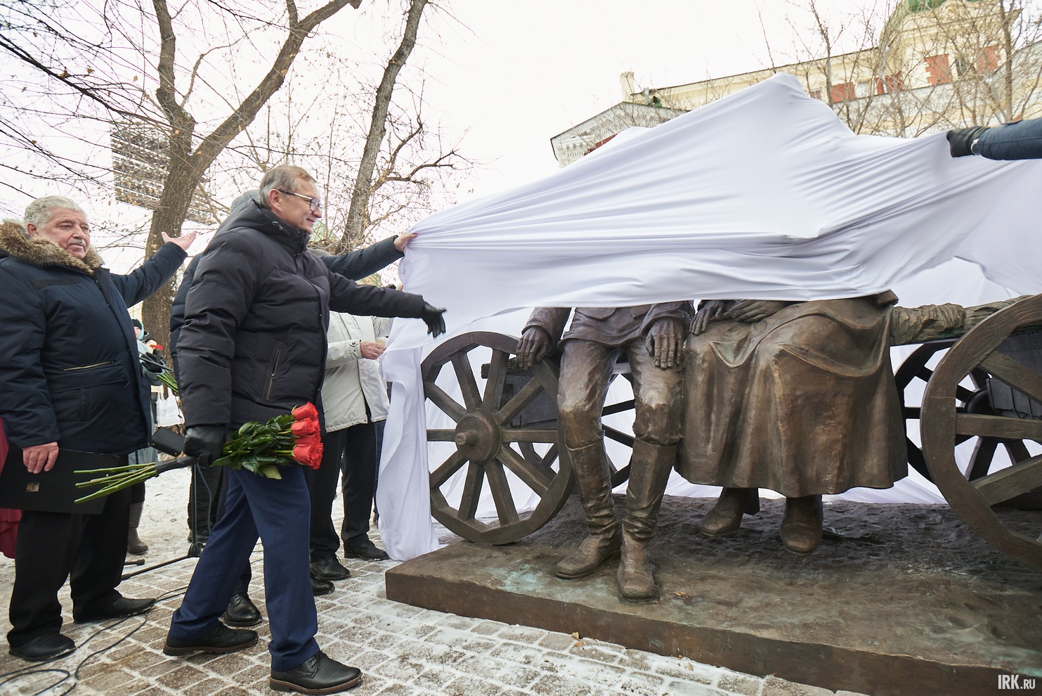 15 ноября  в Иркутске открыли памятник Виталию Венгеру и Наталье Королёвой. Его разместили вблизи камерной сцены Иркутского академического драматического театра им. Н.П. Охлопкова.