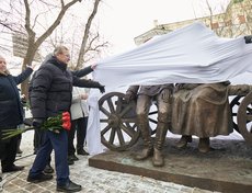 15 ноября  в Иркутске открыли памятник Виталию Венгеру и Наталье Королёвой. Его разместили вблизи камерной сцены Иркутского академического драматического театра им. Н.П. Охлопкова.