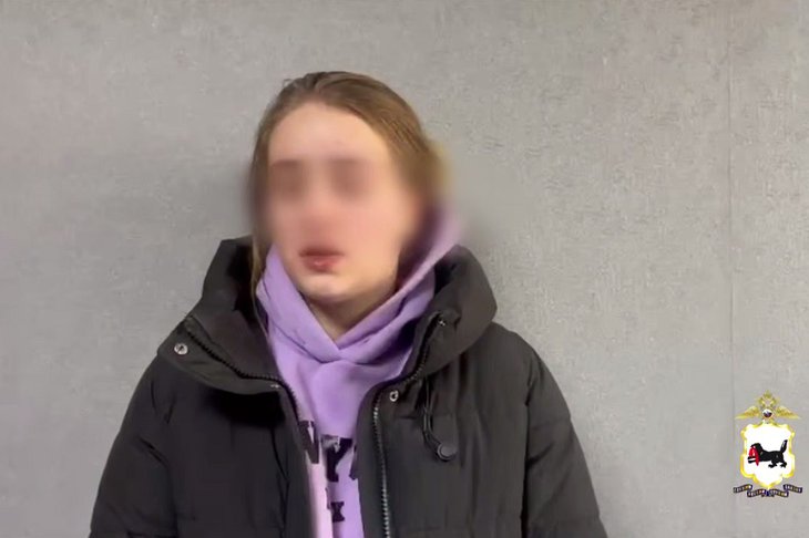 Девушка, напавшая на продавца. Скриншот видео ГУ МВД России по Иркутской области