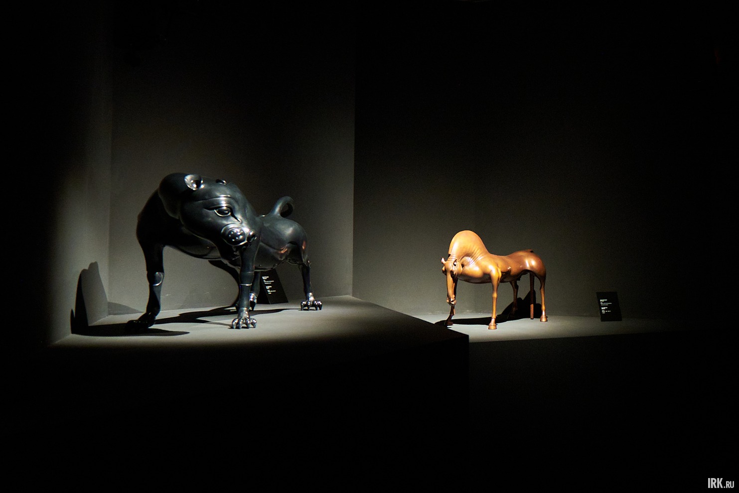 Взаимосвязь и преемственность древнего и современного искусства в экспозиции демонстрируют скульптуры «Сэтэр», «Царица» и «Сказка» знаменитого Даши Намдакова, переосмысляющего в своем творчестве искусство древних народов Сибири.