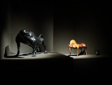 Взаимосвязь и преемственность древнего и современного искусства в экспозиции демонстрируют скульптуры «Сэтэр», «Царица» и «Сказка» знаменитого Даши Намдакова, переосмысляющего в своем творчестве искусство древних народов Сибири.