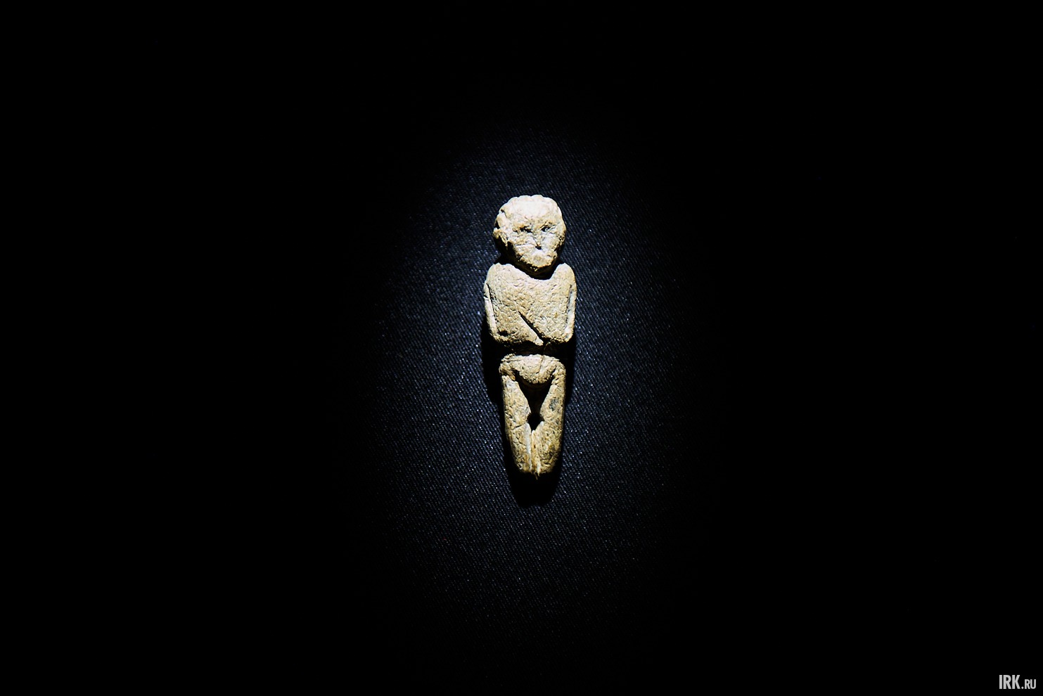 Созданные более 20 тысяч лет назад, эти находки пополнили мировой фонд палеолитического искусства. Сегодня они хранятся в главных собраниях страны и впервые за много лет показаны на своей родине.