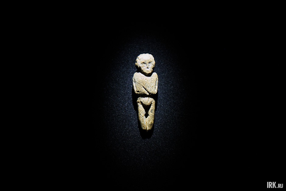 Созданные более 20 тысяч лет назад, эти находки пополнили мировой фонд палеолитического искусства. Сегодня они хранятся в главных собраниях страны и впервые за много лет показаны на своей родине.