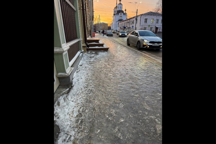 Гололед в центре Иркутска. Фото предоставлено очевидцем