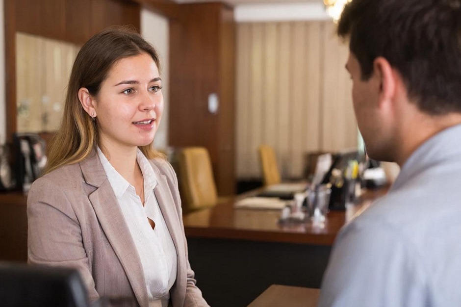 Сотрудник банка общается с клиентом. Фото сгенерировано с помощью нейросети GigaChat