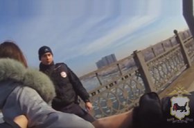 Спасение женщины. Скриншот видео ГУ МВД России по Иркутской области
