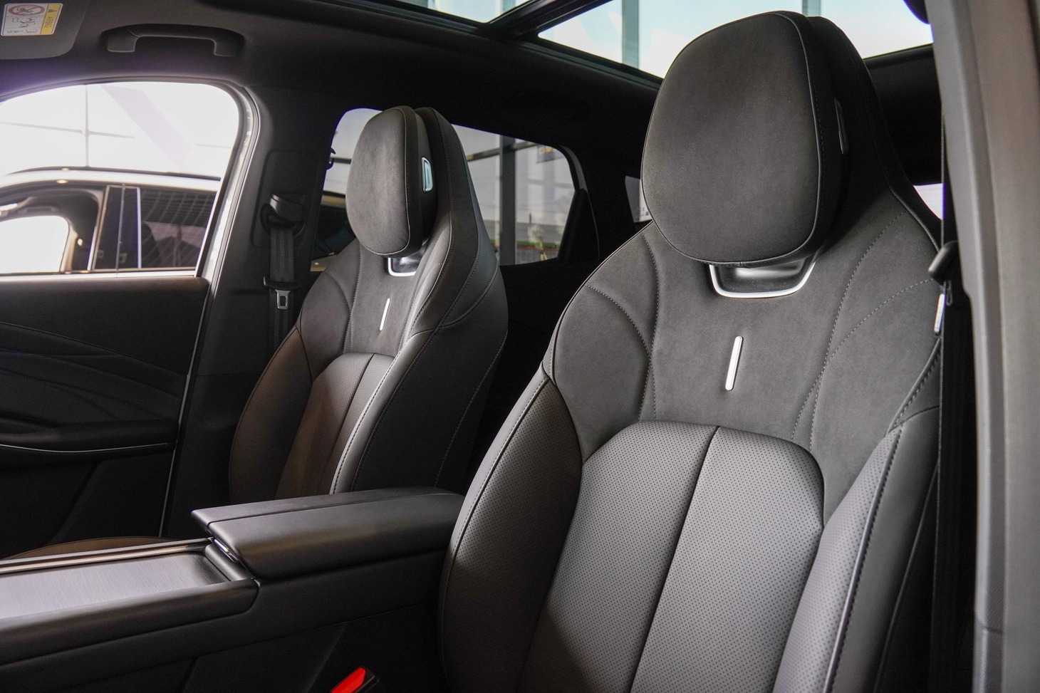 Удобные сиденья с боковой поддержкой, подогревом и вентиляцией способны обеспечить комфорт в поездках на любые расстояния