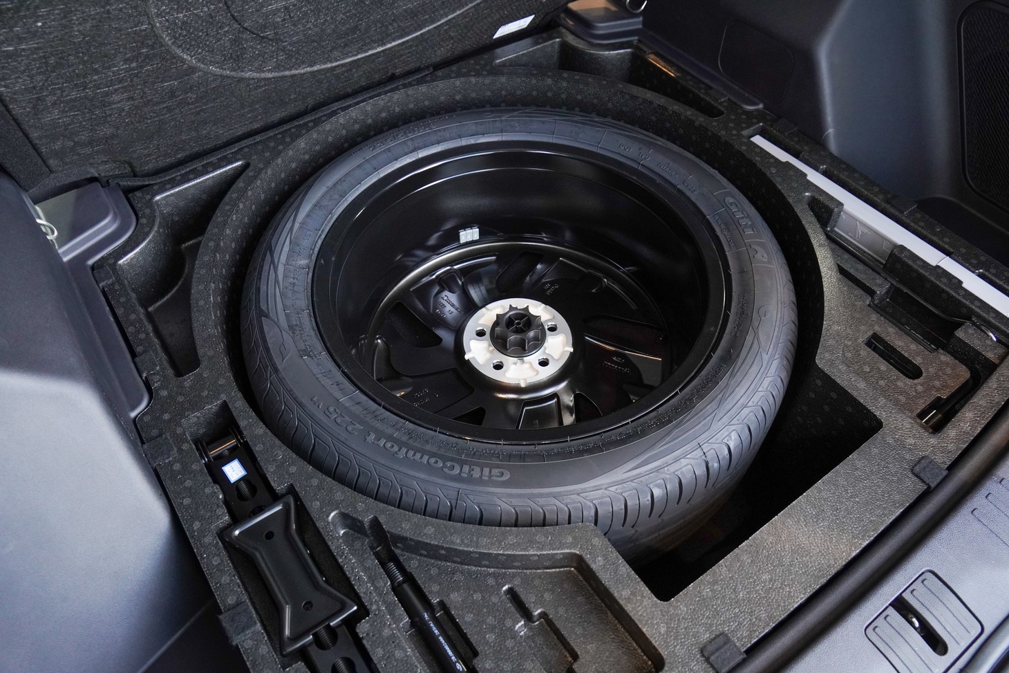 Под полом спрятана «запаска» — полноразмерное колесо с необходимым инструментом