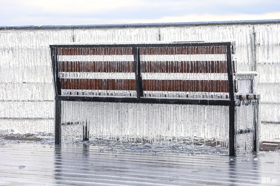 Покрытая льдом скамейка. Фото Кирилла Шипицина
