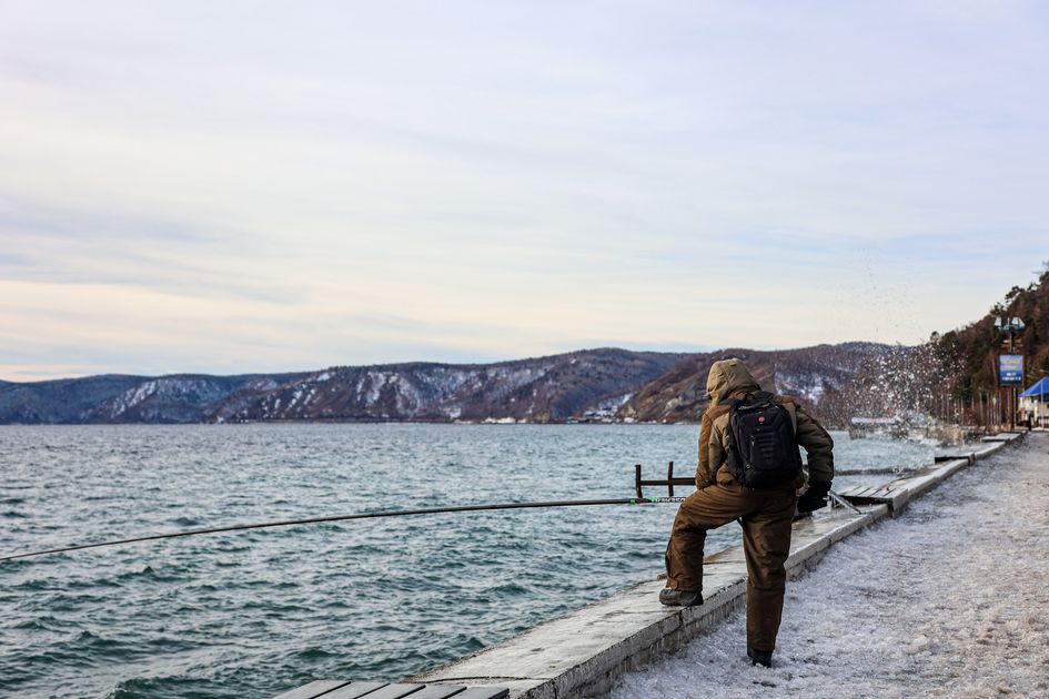 В Листвянке волны Байкала подтопили дорогу на улице Горького