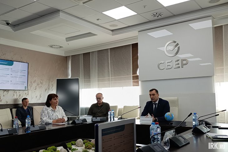 Арсений Колобов выступает во время круглого стола о «раздолжнителях». Фото Ольги Фонарёвой, IRK.ru