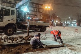 Замена плит. Фото пресс-службы мэрии Иркутска