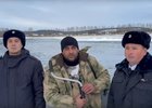 Полицейские с рыбаком. Скриншот видео пресс-службы ГУ МВД России по Иркутской области