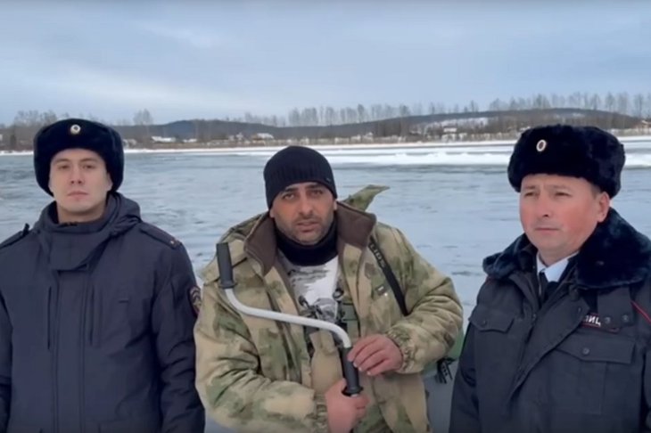 Полицейские с рыбаком. Скриншот видео пресс-службы ГУ МВД России по Иркутской области