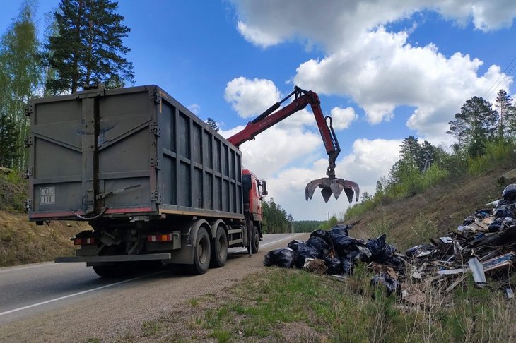 Вывоз мусора. Фото пресс-службы правительства Иркутской области