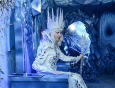 Внутри вагона гостей ждало путешествие в ледяное царство Снежной королевы и мир кривых зеркал.