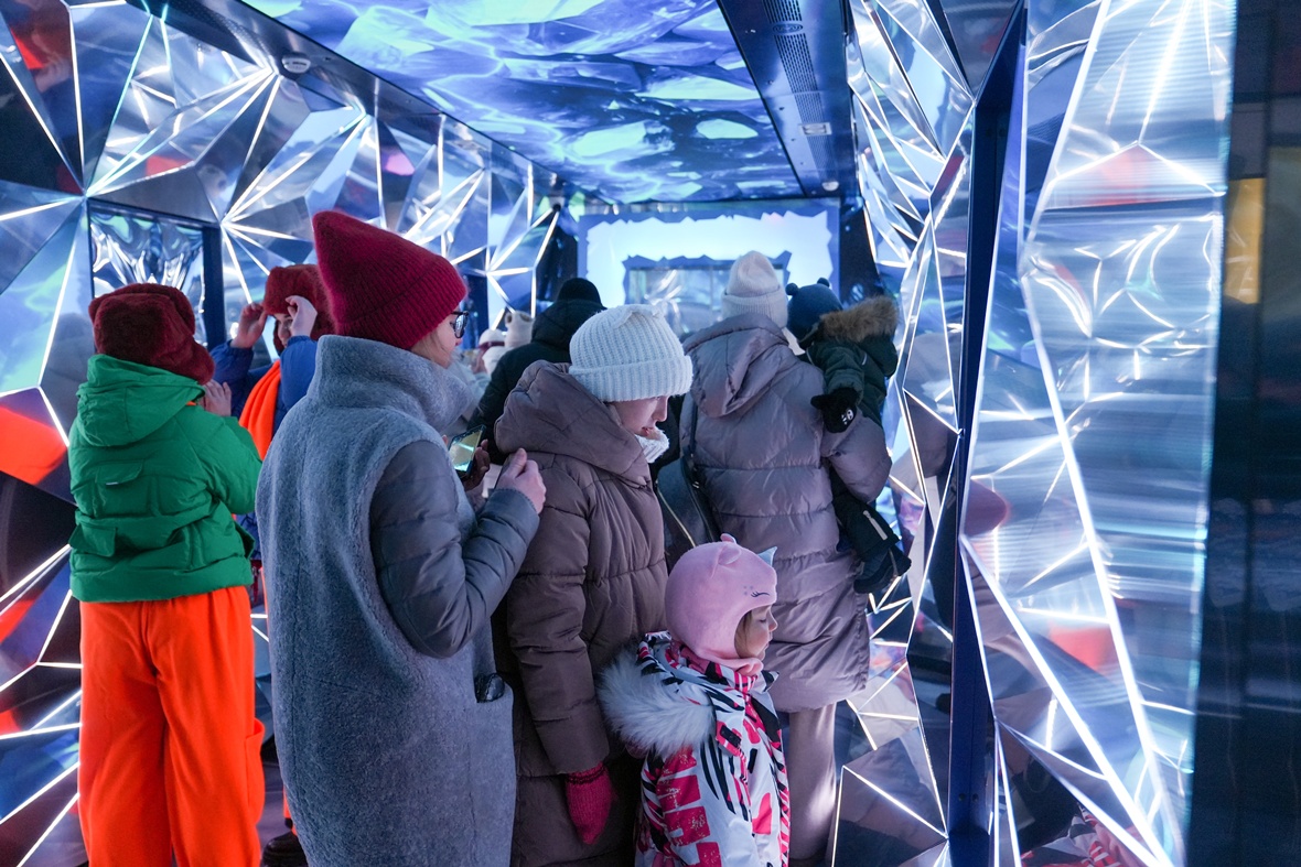 Вагон стал подарком для детей, которые не смогли попасть на основную программу по билетам. Вход в вагон свободный, в порядке очереди.