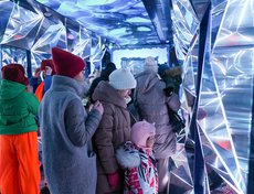 Вагон стал подарком для детей, которые не смогли попасть на основную программу по билетам. Вход в вагон свободный, в порядке очереди.