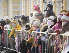 Самые морозостойские пришли на встречу с волшебником с самого утра, где их ждала развлекательная программа на перроне.