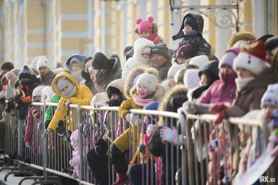 Самые морозостойские пришли на встречу с волшебником с самого утра, где их ждала развлекательная программа на перроне.