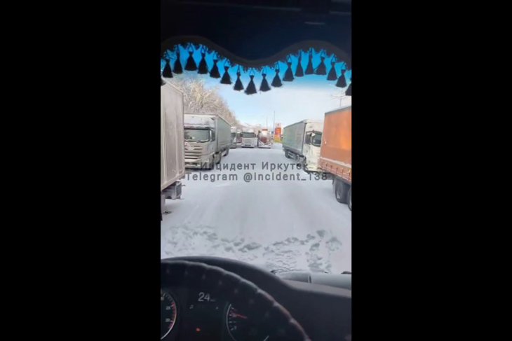 Пробка. Скриншот видео из телеграм-канала «Инцидент Иркутск»
