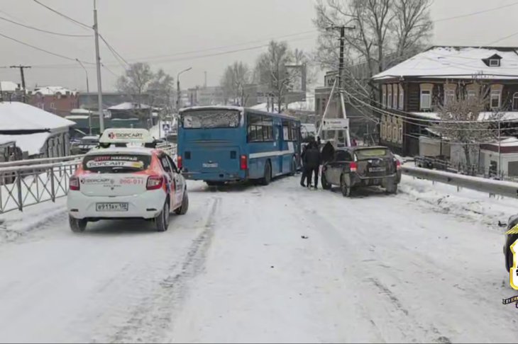 Момент ДТП. Скриншот из видео пресс-службы ГУ МВД России по Иркутской области