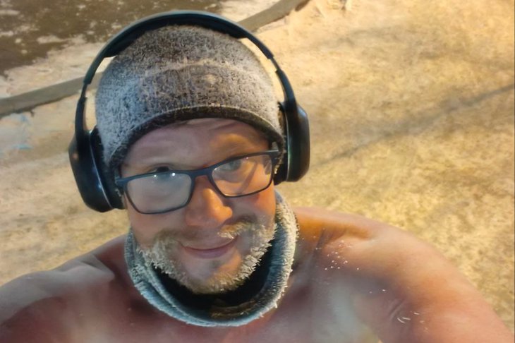 Спортсмен во время пробежки. Фото из телеграм-канала «Моржи Иркутска и Байкала»