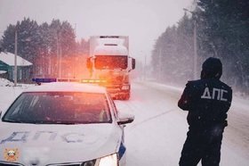 Трасса и автомобили. Фото пресс-службы Госавтоинспекции Иркутской области