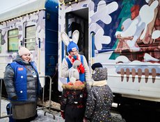 Посетить самую большую программу в поезде — резиденцию Деда Мороза — можно было только по билетам.