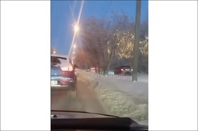 Водитель объезжает пробку по тротуару. Скриншот видео из телеграм-канала ДТП38 RUS