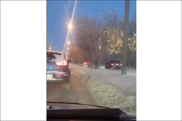 Водитель объезжает пробку по тротуару. Скриншот видео из телеграм-канала ДТП38 RUS