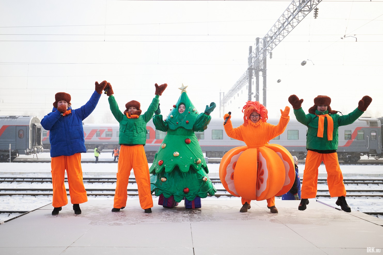 На перроне пришедших развлекали аниматоры.