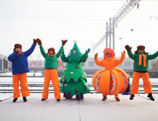 На перроне пришедших развлекали аниматоры.