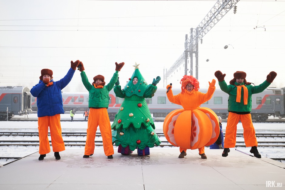 На перроне пришедших развлекали аниматоры.