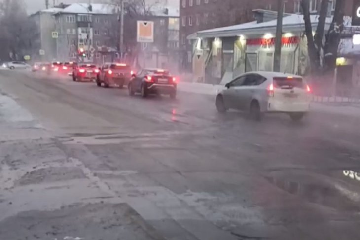 Вода на улице Трилиссера. Скриншот видео из телеграм-канала оператора теплосетей Иркутска