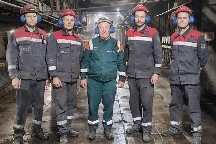 Специалисты, запустившие котел. Фото пресс-службы БЭК