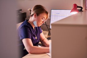 Работник медицинского учреждения. Фото Маргариты Романовой, IRK.ru