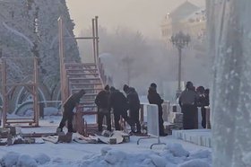 Установка горки. Скриншот видео администрации Иркутска