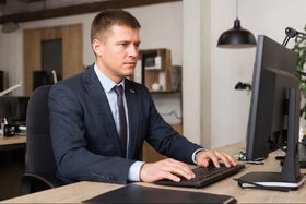 Офисный работник. Сгенерировано GigaChat