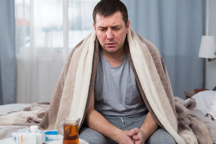 Болеющий гриппом человек. Фото сгенерировано с помощью нейросети GigaChat