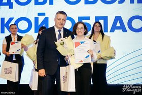 Губернатор Игорь Кобзев и Марина Палеева. Фото из группы министерства по молодежной политике Иркутской области в социальной сети «ВКонтакте»