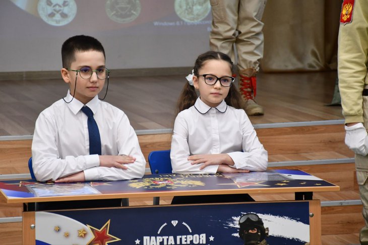 Школьники за партой. Фото пресс-службы администрации города Бодайбо и района